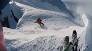 Blickwinkel von Angel Collinson bei der Abfahrt auf Skiern von einem Berg in Alaska. Blickwinkel von Angel Collinson bei der Abfahrt auf Skiern von einem Berg in Alaska.