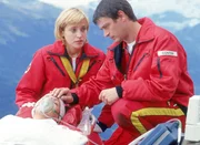 Dr. Thaler (Roswitha Meyer) und Enrico Contini (Tom Mikulla) sorgen sich um Biggi Schwerin (Sabine Petzl).