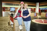 Mit viel Freude und Energie bei der Küchenschlacht: Kandidatin Lisa (l.) und Moderatorin Zora Klipp (r.). Mit viel Freude und Energie bei der Küchenschlacht: Kandidatin Lisa (l.) und Moderatorin Zora Klipp (r.).