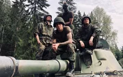 Nach dem erbitternden Marsch durch den Wald wird Van (Kian Lawley, 2.v.l.), Soukka (Elias Keranen, l.), Forsbacka (Tatu Sinisalo, 3.v.l.) und PH (Juho Uusitalo, r.) befohlen, für eine Kampfübung in einen Panzer einzusteigen. Danach erleben die Rekruten etwas, was sie so schnell nicht wieder vergessen werden. Nach dem erbitternden Marsch durch den Wald wird Van (Kian Lawley, 2.v.l.), Soukka (Elias Keranen, l.), Forsbacka (Tatu Sinisalo, 3.v.l.) und PH (Juho Uusitalo, r.) befohlen, für eine Kampfübung in einen Panzer einzusteigen. Danach erleben die Rekruten etwas, was sie so schnell nicht wieder vergessen werden.