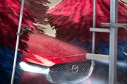 Sensoren messen die Dimensionen jedes Fahrzeugs extakt aus, damit die Walzen das Auto mit dem richtigen Druck reinigen.