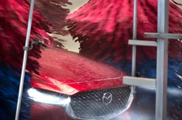 Sensoren messen die Dimensionen jedes Fahrzeugs extakt aus, damit die Walzen das Auto mit dem richtigen Druck reinigen.
