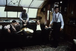 Mit dem Ende der Prohibition ist die Gang (v.l. James Hayden, Larry Rapp) mit ihren Frontm&auml;nnern Noodles (Robert De Niro) und Max (James Woods) gezwungen, sich ein neues Standbein zu suchen. Welcher wird der n&auml;chste Coup?