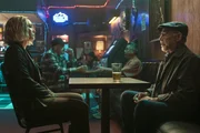 Anais (Daniella Pineda) und Ray King (J.K. Simmons)