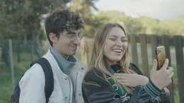 Alex und Lucy produzieren in der 9:16-Villa auf Ibiza gemeinsam TikToks. Durch die Zusammenarbeit wollen sie sich gegenseitig die Follower zuspielen.