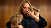 Sam (Clement Stokes), Angela (Joanne Froggatt) und Max Two (Seth Stokes). Sam (Clement Stokes), Angela (Joanne Froggatt) und Max Two (Seth Stokes).