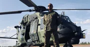Sergeant Parikka (Chike Ohanwe) hat eine Überraschung für seine Rekruten vorbereitet: ein Fallschirmsprung aus einem Helikopter. Die Soldaten sollen damit ihren Mut beweisen, doch was dann passiert, überrascht selbst den erfahrenen Ausbilder. Sergeant Parikka (Chike Ohanwe) hat eine Überraschung für seine Rekruten vorbereitet: ein Fallschirmsprung aus einem Helikopter. Die Soldaten sollen damit ihren Mut beweisen, doch was dann passiert, überrascht selbst den erfahrenen Ausbilder.