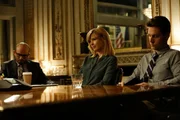 Die Geheimdienstler Karen Dacre (Kelly Reilly, M.), Tom Luddy (Anatol Yusef, l.) und Dell (Zack Buell, r.) beraten das weitere Vorgehen.