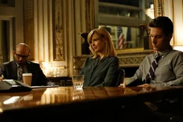 Die Geheimdienstler Karen Dacre (Kelly Reilly, M.), Tom Luddy (Anatol Yusef, l.) und Dell (Zack Buell, r.) beraten das weitere Vorgehen.
