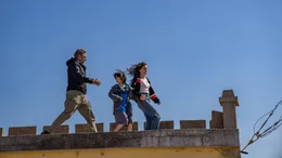 Sophia (Hana Sofia Lopes, r.) und Tom (Hans Sigl, l.) wagen einen riskanten Fluchtversuch, um Noa (Santiago Andr&eacute;, M.) zu befreien. Dabei m&uuml;ssen die drei auch &uuml;ber Hausd&auml;cher fliehen.