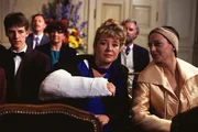 Margots (Jutta Speidel, l.) Gipsverband sorgt nicht nur bei Greta Glasgowitz (Gudrun Gabriel, r.) f&uuml;r geh&ouml;rigen Eindruck.