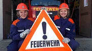 Annika und Hanna bei einer Feuerwehrübung. Annika und Hanna bei einer Feuerwehrübung.