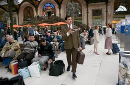 Auch im Gare-de-Lyon in Paris filmt Mr. Bean (Rowan Atkinson) stets mit seiner in der Tombola gewonnenen Videokamera.