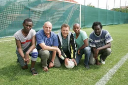 "Der schwarze L&ouml;we", Der SV Heidfeld steht vor dem sportlichen Offenbarungseid. Drei Asylwerber aus Nigeria sollen helfen. &Uuml;berraschend schie&szlig;en die sympathischen Kicker aus Afrika nicht nur Tore, sie leben sich tadellos in Heidfeld ein.   Als einer der drei kurz vor dem Entscheidungsspiel einen Abschiebebescheid erh&auml;lt, setzt die Ortschaft Himmel und Erde in Bewegung, um ihren "schwarzen L&ouml;wen" zu behalten.Im Bild (v.li.): Robert Bertrand, Wolfgang B&ouml;ck, Lukas Resetarits, Hosh Kane, Sule Rimi.  SENDUNG: ORF eins - DO - 02.01.2020 - 21:55 UHR. - Veroeffentlichung fuer Pressezwecke honorarfrei ausschliesslich im Zusammenhang mit oben genannter Sendung oder Veranstaltung des ORF bei Urhebernennung.
