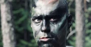 Obwohl Forsbacka (Tatu Sinisalo) zu Beginn überzeugt war, mit Leichtigkeit in der Wildnis zu überleben, fängt er früh an, sich schlecht zu fühlen. Und keiner weiß genau, warum. Obwohl Forsbacka (Tatu Sinisalo) zu Beginn überzeugt war, mit Leichtigkeit in der Wildnis zu überleben, fängt er früh an, sich schlecht zu fühlen. Und keiner weiß genau, warum.