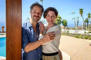 Gemeinsamer Urlaub auf Teneriffa: Lars (Philipp Hochmair) und Diana Wimmer (Caro Scrimali) Gemeinsamer Urlaub auf Teneriffa: Lars (Philipp Hochmair) und Diana Wimmer (Caro Scrimali)