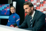 Trainer Southgate (Joseph Fiennes, r.) musss sich oft vor der englischen Presse &auml;u&szlig;ern, hier mit Will Antenbring (Harry Kane, l.).