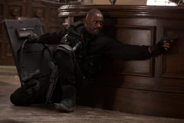 Sean Briar (Idris Elba) st&uuml;rzt sich mutig in den Kampf.