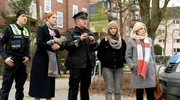 Isa von Brede (Sabine Postel, r.), Charlie (Mathilde Bundschuh, 2.v.r.) und Staatsanwältin Geldermann (Esther Schweins, 2.v.l.) beobachten gemeinsam mit der Polizei (Komparsen) die Geiselnahme. Isa von Brede (Sabine Postel, r.), Charlie (Mathilde Bundschuh, 2.v.r.) und Staatsanwältin Geldermann (Esther Schweins, 2.v.l.) beobachten gemeinsam mit der Polizei (Komparsen) die Geiselnahme.