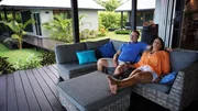 Russell und Marianne möchten ihren Traum von einem Haus im sonnigen Vanuatu im Südpazifik erfüllen und suchen ein Haus direkt am Strand. Ihr Immobilienmakler Warren zeigt ihnen sogar eine eigene Insel mit spektakulärer Aussicht. Russell und Marianne möchten ihren Traum von einem Haus im sonnigen Vanuatu im Südpazifik erfüllen und suchen ein Haus direkt am Strand. Ihr Immobilienmakler Warren zeigt ihnen sogar eine eigene Insel mit spektakulärer Aussicht.