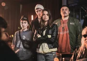 Auch Rachel (Katherine Hughes, 3.v.l.) kommt mit den Rappern Mare (Fanni Noroila, l.), Stenu (Johannes Holopainen, 2.v.l.) und Piru (Joel Hirvonen, r.) in der Kneipe an. Aber als Rachel ihren Freund mit einer Anderen sieht, fehlen ihr die Worte.