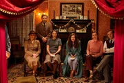 v.l.n.r.: Mrs. Pumphrey (Patricia Hodge), Siegfried Farnon (Samuel West), Mrs. Hall (Anna Madeley), Helen Herriot (Rachel Shenton), Charlotte Beauvoir (Gaia Wise), Tristan Farnon (Callum Woodhouse) v.l.n.r.: Mrs. Pumphrey (Patricia Hodge), Siegfried Farnon (Samuel West), Mrs. Hall (Anna Madeley), Helen Herriot (Rachel Shenton), Charlotte Beauvoir (Gaia Wise), Tristan Farnon (Callum Woodhouse)