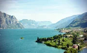 Der Gardasee ist eines der beliebtesten Ziele deutscher Italien-Urlauber. Durch den Etsch-Gardasee-Tunnel wird Wasser aus der Etsch in den See geleitet, wenn Hochwasser droht.