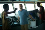 Mit finsteren Blicken und ge&uuml;bter H&auml;rte st&uuml;rmen die somalischen Piraten Muse (Barkhad Abdi, l.) und Najee (Faysal Ahmed, r.) das Steuerhaus eines riesigen Frachters und bedrohen den Kapit&auml;n Richard Phillips (Tom Hanks, M.).