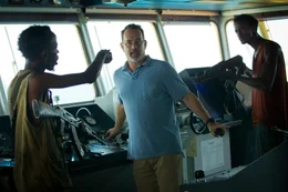 Mit finsteren Blicken und ge&uuml;bter H&auml;rte st&uuml;rmen die somalischen Piraten Muse (Barkhad Abdi, l.) und Najee (Faysal Ahmed, r.) das Steuerhaus eines riesigen Frachters und bedrohen den Kapit&auml;n Richard Phillips (Tom Hanks, M.).