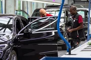 Deutschlands gr&ouml;&szlig;te Waschstra&szlig;e in Stuttgart: Bis zu vier Leute pro Auto putzen gleichzeitig Innenraum und Fenster.