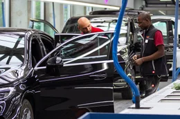 Deutschlands gr&ouml;&szlig;te Waschstra&szlig;e in Stuttgart: Bis zu vier Leute pro Auto putzen gleichzeitig Innenraum und Fenster.