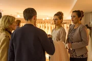 Die Ermittler finden heraus, dass sich das rechtsradikale Opfer seit Kurzem mit der T&uuml;rkin Samira Akar (Seyneb Saleh, 2.v.r.) getroffen hat. Im Brautmodengesch&auml;ft ihrer Mutter Nesrin (Meral Perin, r.) wollen Martina Seiffert (Astrid M. F&uuml;nderich, l.) und Rico Sander (Benjamin Strecker, 2.v.l.) die junge T&uuml;rkin zu ihren heimlichen Treffen mit dem Opfer befragen.