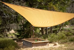 Sandkasten mit Sonnensegeldach auf dem Campingplatzgel&auml;nde "Anderswo Camp" im Bayerischen Wald.