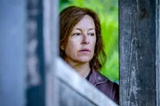 Petra Lorenz (Julia Cencig) und ihr Mann Heiko Lorenz wurden vor einiger Zeit zu Opfern eines solchen Schockanrufs. Vehement fordern sie Ergebnisse in den polizeilichen Ermittlungen. Petra Lorenz (Julia Cencig) und ihr Mann Heiko Lorenz wurden vor einiger Zeit zu Opfern eines solchen Schockanrufs. Vehement fordern sie Ergebnisse in den polizeilichen Ermittlungen.