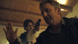 Als Tom (Hans Sigl) im Safe House ankommt, wird er bereits von Nuno Miguel Amorim, l.) erwartet.