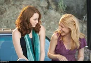 L-R: Olive (Emma Stone) und Mitsch&uuml;lern (Patricia Clarkson)