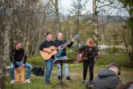 Der Abend der Sommersaisoner&ouml;ffnung des Campingplatzes "Anderswo Camp" im Bayerischen Wald im Bergdorf Finsterau an der tschechischen Grenze - mit Lagerfeuer und Livemusik.