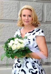 Standesamtliche Hochzeit: Die glückliche Braut Tine (Maike Bollow) freut sich über eine gemeinsame Zukunft mit Ole. Standesamtliche Hochzeit: Die glückliche Braut Tine (Maike Bollow) freut sich über eine gemeinsame Zukunft mit Ole.