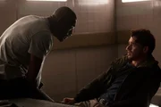 Zun&auml;chst h&auml;lt Sean Briar (Idris Elba, l.) den Taschendieb Michael Mason (Richard Madden, r.) f&uuml;r einen Terroristen.