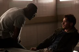 Zun&auml;chst h&auml;lt Sean Briar (Idris Elba, l.) den Taschendieb Michael Mason (Richard Madden, r.) f&uuml;r einen Terroristen.