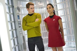Captain Kirk (Chris Pine) ber&auml;t sich mit Lieutenant Nyota Uhura (Zo&euml; Salda&ntilde;a). Sie ist bereit, mit den Feinden auf Klingonisch zu verhandeln.