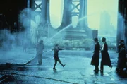 W&auml;hrend der Prohibitionszeit treiben in den Stra&szlig;en von New York Banden ihr Unwesen, so auch die Gang von Max und Noodles, die durch Alkoholschmuggel und Erpressung zu Reichtum gelangt.