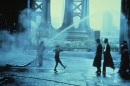 W&auml;hrend der Prohibitionszeit treiben in den Stra&szlig;en von New York Banden ihr Unwesen, so auch die Gang von Max und Noodles, die durch Alkoholschmuggel und Erpressung zu Reichtum gelangt.
