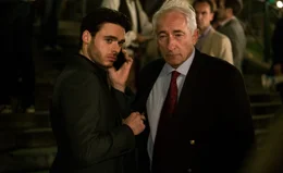 Michael Mason (Richard Madden, l.)