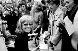 Hildegard Knef, eine der pr&auml;gendsten K&uuml;nstlerinnen der deutschen Nachkriegszeit, bei einer Signierstunde der holl&auml;ndischen Ausgabe ihres Buchs &bdquo;Der geschenkte Gaul&ldquo; (&bdquo;Een gegeven paard&ldquo;)