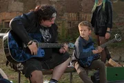Pulle (Daniel Zillmann, l.) bringt Mo (Leo Knizka, r.) Gitarre spielen bei.