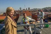Jan Arnaud (Mike Zaka Sommerfeldt, M.) zeigt Martina die illegale Terrasse, die er und sein Kollege (Komparse, r.) auf dem Dach des Mehrfamilienhauses entdeckt haben. Es scheint einen Kampf gegeben zu haben.