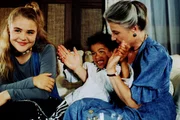 Patty (Fritzi Eichhorn, l.) und Elsa (Luise Deschauer, r.) verbringen viel Zeit mit Siri (Josephine Denise Freund, M.). Daraufhin entwickelt sich eine wunderbare Freundschaft.