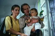 12. Eine gl&uuml;ckliche Familie: Anna Sanwaldt-H&auml;ngsberg (Ursula Buschhorn), Johannes H&auml;ngsberg (Siemen R&uuml;haak) und ihre kleine Tochter Jenin.