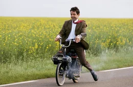 Seine turbulente Reise nach Cannes legt Mr. Bean (Rowan Atkinson) f&uuml;r einige Meter auf einem Mofa zur&uuml;ck.